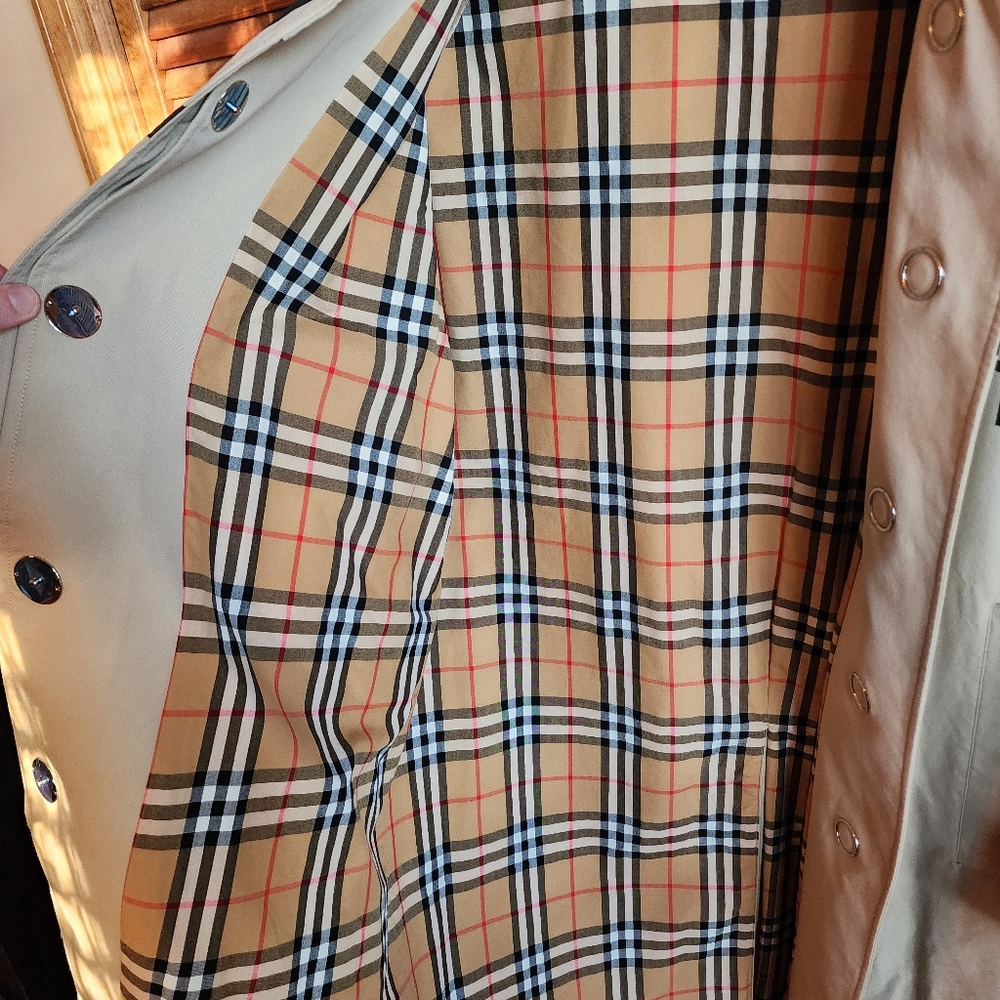 Burberry Tan Coat with Black Lettering - Picture 13 of 16